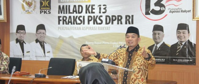 Ketua fraksi PKS Jazuli Juwaini memberikan pidato dalam rangka Milad ke-13 Fraksi PKS (dok. KM)