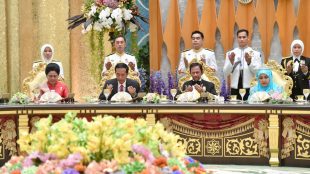 Presiden RI Joko Widodo dan Ibu Negara saat menghadiri jamuan Sultan Hassanal Bolkiah (kedua dari kanan), Brunei 6/10