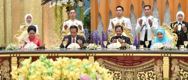 Presiden RI Joko Widodo dan Ibu Negara saat menghadiri jamuan Sultan Hassanal Bolkiah (kedua dari kanan), Brunei 6/10