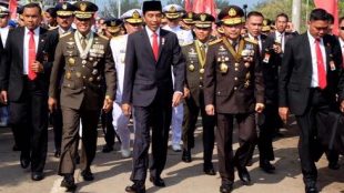 Presiden Joko Widodo, Panglima TNI Gatot Nurmantyo dan Kapolri Tito Karnavian berjalan kaki menuju lokasi upacara HUT TNI ke-72 di Cilegon, Banten, Kamis pagi 5/10 (dok. KM)