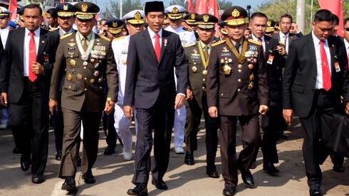 Presiden Joko Widodo, Panglima TNI Gatot Nurmantyo dan Kapolri Tito Karnavian berjalan kaki menuju lokasi upacara HUT TNI ke-72 di Cilegon, Banten, Kamis pagi 5/10 (dok. KM)