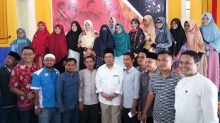 Keluarga Alumni (KA) KAMMI Ache berfoto bersama Wakil Ketua DPR Fahri Hamzah (dok. KM)