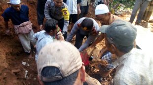 Proses evakuasi korban longsor di Caringin, Bogor, Kamis pagi 5/10 (dok. KM)