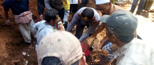 Proses evakuasi korban longsor di Caringin, Bogor, Kamis pagi 5/10 (dok. KM)