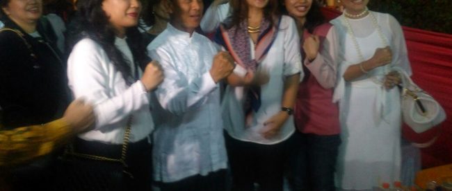 KSAD Mulyono berfoto bersama putri dan cucu pahlawan revolusi (dok. KM)