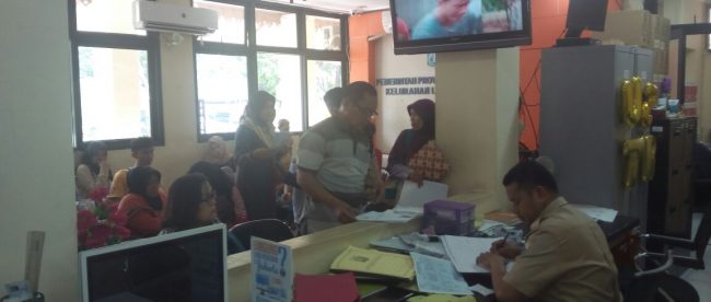 Antrian warga Kelurahan Lubang Buaya saat perekaman e-KTP, Selasa 10/10 (dok. KM)