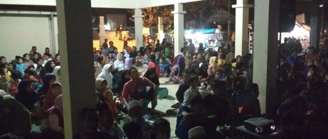 Warga yang mengikuti nobar film G30S/PKI di Desa Pada Sugih, KEcamatan Brebes (dok. KM)