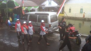 Warga mengikuti kegiatan Lintas Alam yang diadakan "Orlan Community", Senin 2/10 (dok. KM)