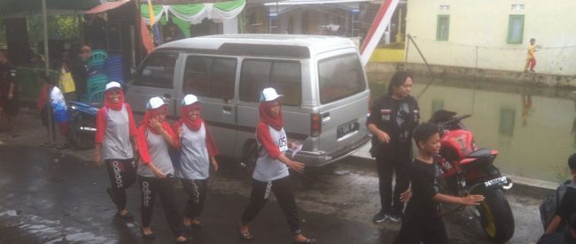 Warga mengikuti kegiatan Lintas Alam yang diadakan 