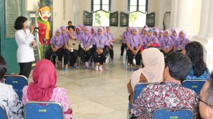 Binaan panti sosial perlindungan Bhakti Kasih di latih membatik. (dok. KM)