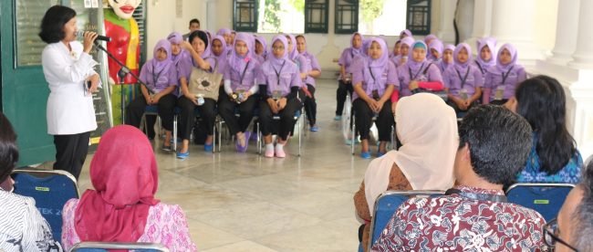 Binaan panti sosial perlindungan Bhakti Kasih di latih membatik. (dok. KM)