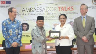 (kiri-kanan) Dubes Rusia Mikhail Yuriecich Galuzin, Ketua Fraksi PKS Jazuli Juwaini, Menlu Retno Marsudi, dan perwakilan Dubes UE Rafael de Bustamante Tello (dok. KM)