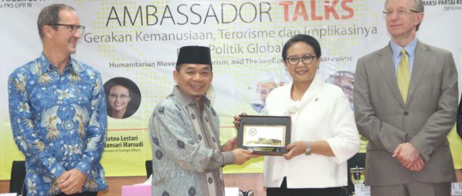 (kiri-kanan) Dubes Rusia Mikhail Yuriecich Galuzin, Ketua Fraksi PKS Jazuli Juwaini, Menlu Retno Marsudi, dan perwakilan Dubes UE Rafael de Bustamante Tello (dok. KM)