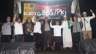 Ketua Fraksi PKS di DPR Jazuli Juwaini (ke-4 dari kanan) bersama tokoh masyarakat sebelum acara nobar film G30S/PKI di Lubang Buaya, Sabtu 30/9 (dok. KM)