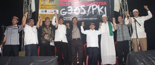 Ketua Fraksi PKS di DPR Jazuli Juwaini (ke-4 dari kanan) bersama tokoh masyarakat sebelum acara nobar film G30S/PKI di Lubang Buaya, Sabtu 30/9 (dok. KM)