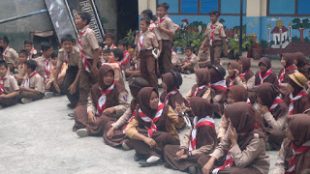 Pramuka MI Miftahul Huda dalam persiapan latihan. Foto: Dok. tarno/KM