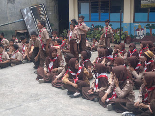 Pramuka MI Miftahul Huda dalam persiapan latihan. Foto: Dok. tarno/KM