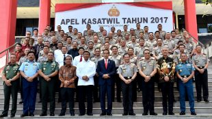 Presiden Joko Widodo berfoto bersama sejumlah menteri, petinggi TNI dan perwira Polri di Akademi Kepolisian Semarang, Senin 9/10