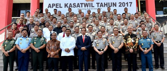 Presiden Joko Widodo berfoto bersama sejumlah menteri, petinggi TNI dan perwira Polri di Akademi Kepolisian Semarang, Senin 9/10