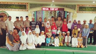 Jajaran POlres Metro Jakarta Utara bersama anak-anak yatim yang menerima santunan (dok. kM)