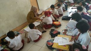 Siswa SDN Singajaya 6 belajar di ruang perpustakaan dan teras luar depan ruang guru (dok. KM)