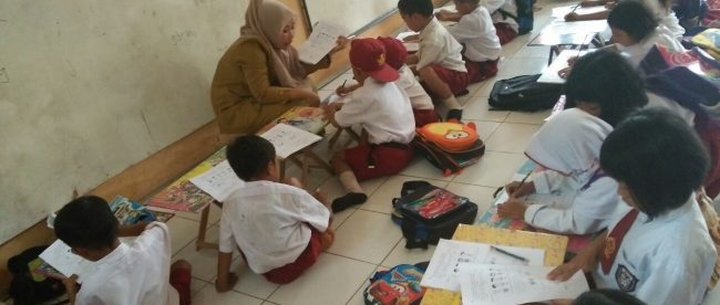 Siswa SDN Singajaya 6 belajar di ruang perpustakaan dan teras luar depan ruang guru (dok. KM)