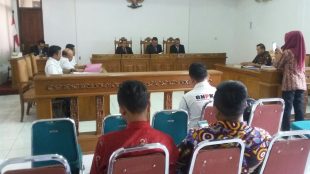 Suasana sidang ajudikasi terkait LPJ Dana Desa antara GNPK-RI Dan Pihak Pemda Brebes di Gedung Komisi Informasi Semarang, Rabu 4/10 (dok. KM)