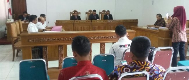 Suasana sidang ajudikasi terkait LPJ Dana Desa antara GNPK-RI Dan Pihak Pemda Brebes di Gedung Komisi Informasi Semarang, Rabu 4/10 (dok. KM)