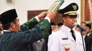 Gubernur DKI Jakarta Anies Baswedan membaca sumpah jabatannya di Istana Negara, Senin 16/10 (dok. Setpres/KM)