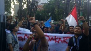 Aksi unjuk rasa aktivis GMKI Jakarta di depan kantor pusat PP GMKI, Rabu 4/10 (dok. KM)