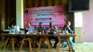 Aryos Nivada berbicara dalam diskusi "Perlukah UUPA Diselamatkan?" di Banda Aceh, Minggu 5/11 (dok. KM)
