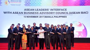 Presiden Joko Widodo bersama pemimpin negara-negara ASEAN saat acara ASEAN-BAC di Manila, 13/11 (dok. Setpres)