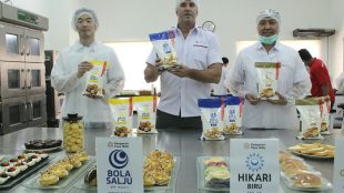 Jajaran Direksi PT. Bungasari Flour Mills Indonesia Grant Lutz (President Direktur), Takuya Mori (Vice President), Budianto Wijaya (Sale &Marketing Direktur) memperkenalkan beberapa terigu berkualitas hasil dari teknologi canggih yang dimiliki PT. Bungasari (dok. KM)