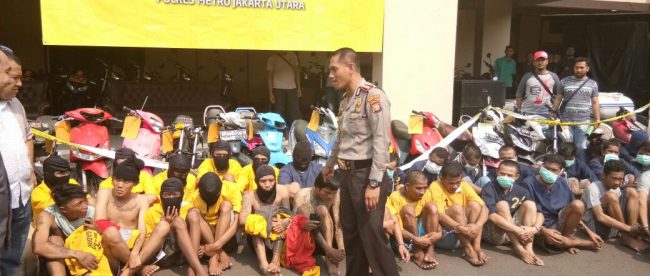 Kapolres Metro Jakarta Utara memperlihatkan para pelaku curanmor yang berhasil dibekuk pihaknya selama bulan Oktober 2017 (dok. KM)