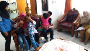 Dinsos DKI Jakarta mempertemukan kembali ibu pengemis dengan keluarganya (dok. KM)