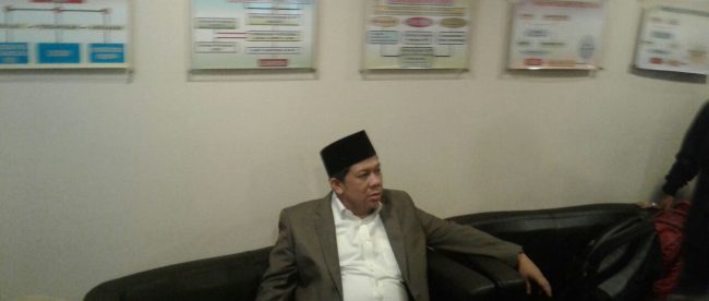 Wakil Ketua DPR Fahri Hamzah memberikan keterangan pers di Press Room DPR, Rabu 22/11/2017 (dok. KM)