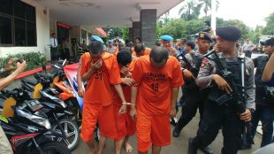 Polisi menggiring anggota geng motor "Moonraker" untuk konferensi pers di Mapolres Bogor, Senin 20/11 (dok. KM)