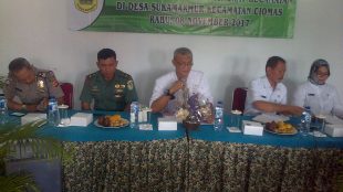 Camat Ciomas Sutisna saat memberikan sambutannya kepada warga Desa Sukamakmur, Rabu 8/11 (dok. KM)