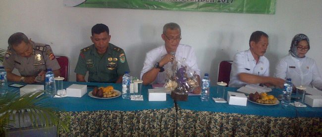 Camat Ciomas Sutisna saat memberikan sambutannya kepada warga Desa Sukamakmur, Rabu 8/11 (dok. KM)