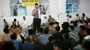 Kapolresta Bogor Kota Kombes Pol Ulung Sampurna Jaya memberikan ceramah pada Subuh Keliling di Masjid Nurul Iman Kel. Sukaresmi, Tanah Sareal 15/11 (dok. KM)
