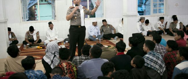 Kapolresta Bogor Kota Kombes Pol Ulung Sampurna Jaya memberikan ceramah pada Subuh Keliling di Masjid Nurul Iman Kel. Sukaresmi, Tanah Sareal 15/11 (dok. KM)