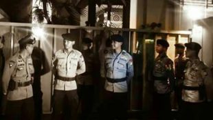 Petugas kepolisian dan KPK berjaga di luar kediaman Setya Novanto saat penjemputan paksa, Rabu 15/11