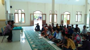 Tgk Hasanuddin Adan memberikan sambutan pada acara Tekad Akbar Pemuda Dewan Dakwah Aceh, Rabu 15/11 (dok. KM)