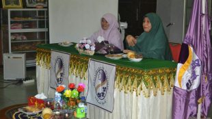 Rita Ariawati sebagai ketua Pengurus Daerah Salimah Kota Langsa bersama ibu Hj. Julita HD.M.Si PW Salimah Aceh dalam memberikan materi,Sabtu 18/11 (dok. KM)