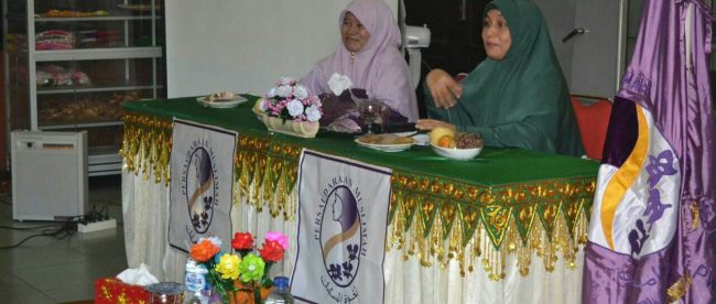 Rita Ariawati sebagai ketua Pengurus Daerah Salimah Kota Langsa bersama ibu Hj. Julita HD.M.Si PW Salimah Aceh dalam memberikan materi,Sabtu 18/11 (dok. KM)