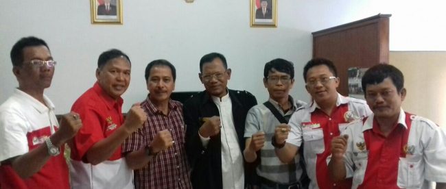 Ketua PWRI Kabupaten Bogor H.Maskan Syarif (tengah) dan Kepala Kesbangpol Kab.Bogor Wawan Darmawan (kiri), Lekat Wartawan BBC (kanan) Jumat 17/11 (dok.KM)