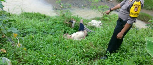Polisi memperlihatkan sesosok mayat yang ditemukan warga di bantaran Sungai Cileungsi, Minggu pagi 19/11 (dok. KM)
