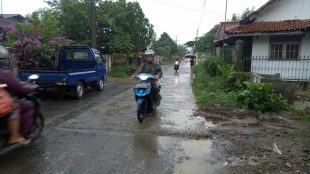Pengendara melintasi jalan Pasar Dramaga-Petir yang tengah ditingkatkan, Minggu 19/11 (dok. KM)