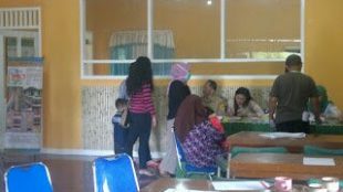 Warga Sedang Daftar BPJS di Desa Kopo (dok. Tarno/KM)