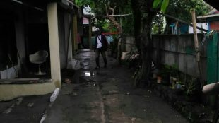 Warga melewati pagar pembatas perumahan Pesona Cilebut 1, Kabupaten Bogor (dok. KM)